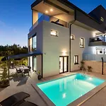 Luxury Adria קרק