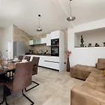 Luxury Adria קרק